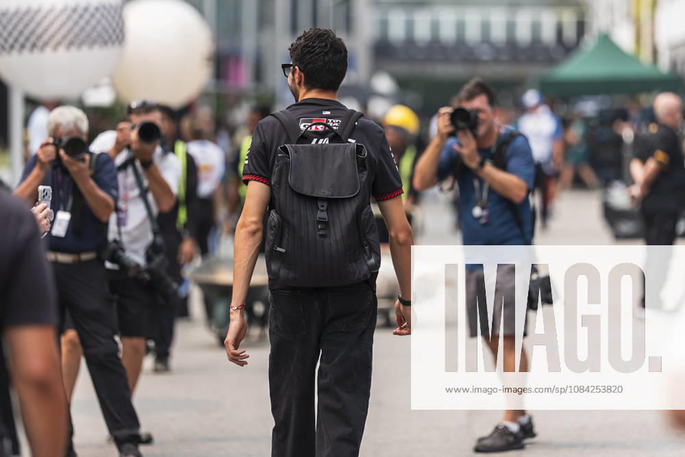 Formula 1 Singapore Airlines Singapore Grand Prix 2026 Remy Midez OVERTAKE MAXPPP - Singapore 08 10 2026 31 OCON Esteban (fra), TGR Haas F1 Team, portrait at the Formula 1 Singapore Airlines Singapore Grand Prix 2026, the 16th round of the 2026 FIA Formula 1 World Championship, WM, Weltmeisterschaft at the Marina Bay Street Circuit in Singapore, from 08 to 11 October 2026 Singapore Marina Bay Street Circuit Singapore