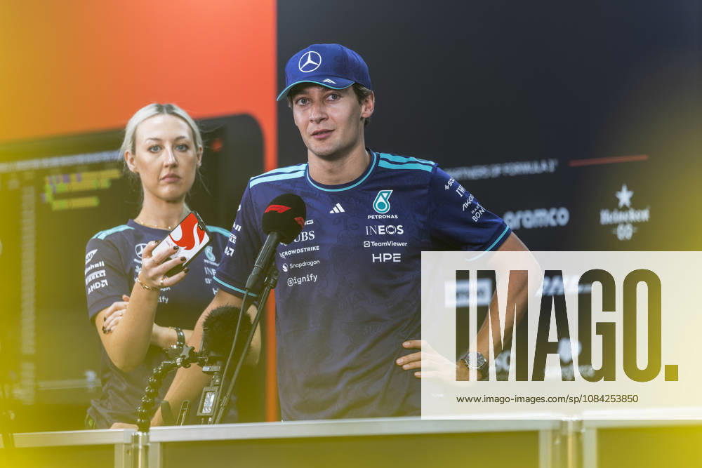 Formula 1 Singapore Airlines Singapore Grand Prix 2026 Remy Midez OVERTAKE MAXPPP - Singapore 08 10 2026 63 RUSSELL George (gbr), Mercedes-AMG PETRONAS Formula One Team, portrait at the Formula 1 Singapore Airlines Singapore Grand Prix 2026, the 16th round of the 2026 FIA Formula 1 World Championship, WM, Weltmeisterschaft at the Marina Bay Street Circuit in Singapore, from 08 to 11 October 2026 Singapore Marina Bay Street Circuit Singapore