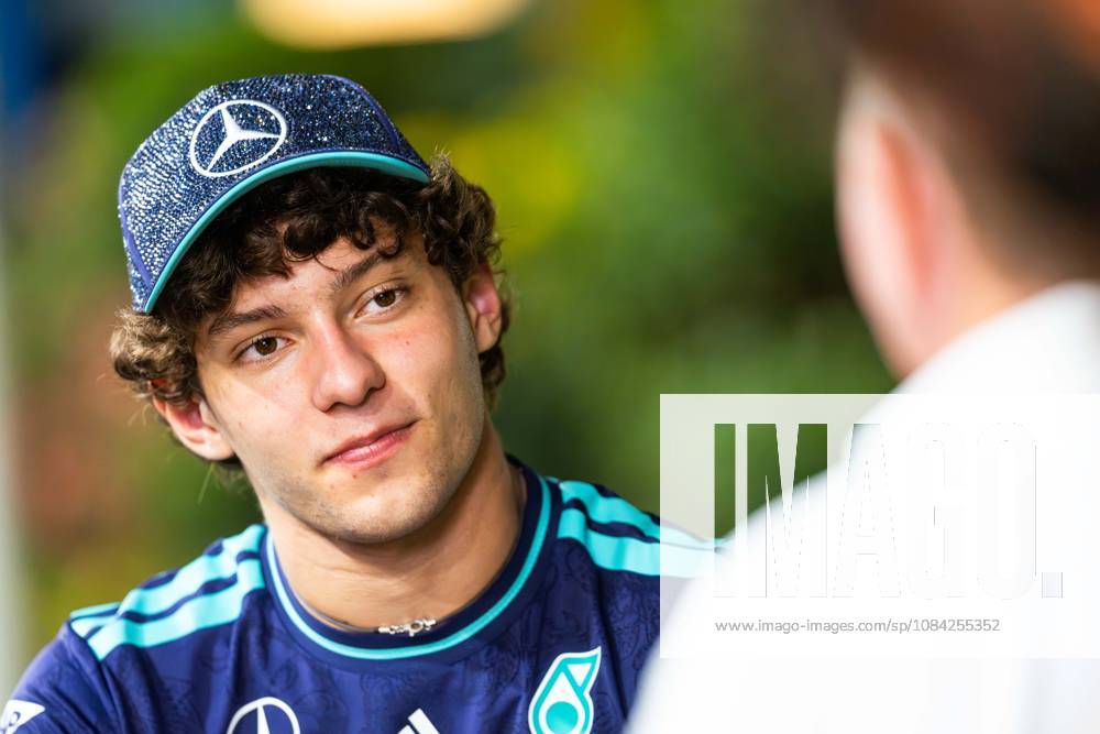 Formula 1 Singapore Airlines Singapore Grand Prix 2026 Levi Erb OVERTAKE MAXPPP - Singapore 08 10 2026 12 ANTONELLI Kimi (ita), Mercedes-AMG PETRONAS Formula One Team, portrait at the Formula 1 Singapore Airlines Singapore Grand Prix 2026, the 16th round of the 2026 FIA Formula 1 World Championship, WM, Weltmeisterschaft at the Marina Bay Street Circuit in Singapore, from 08 to 11 October 2026 Singapore Marina Bay Street Circuit Singapore