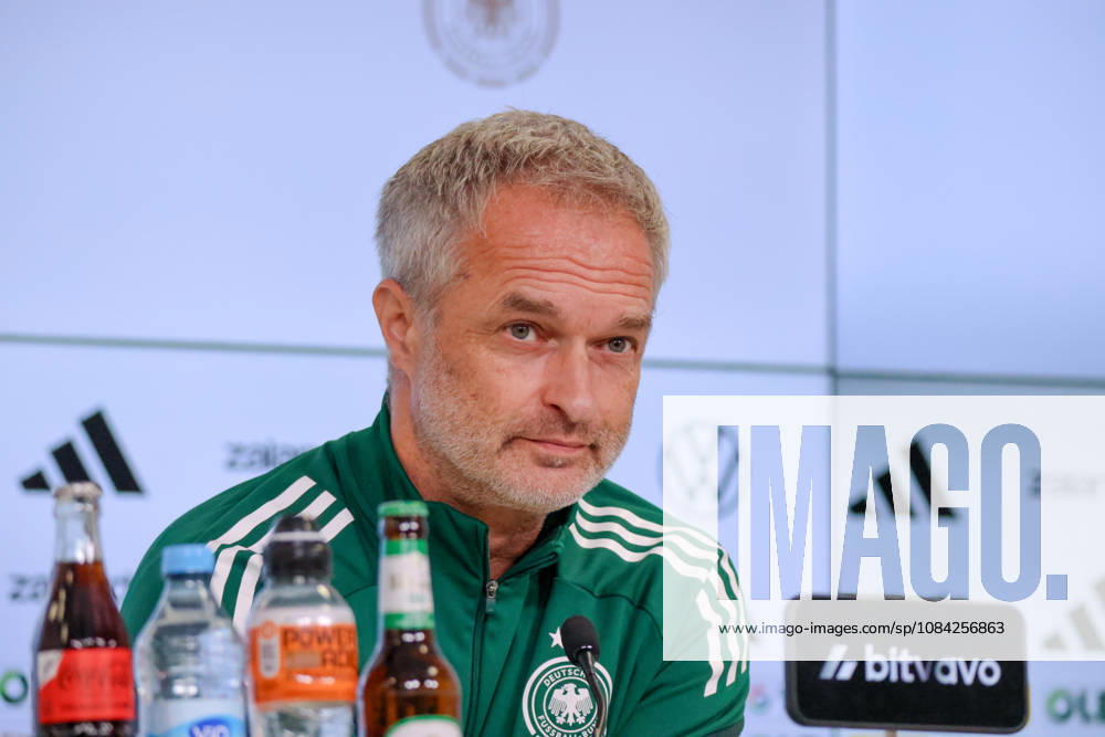 Karlsruhe, Deutschland: 08.10.2026 - Deutsche Fußballnationalmannschaft der Frauen - Abschlusspressekonferenz - Testspiel Deutschland vs. Australien Im Bild: Bundestrainer Christian Wück Wueck (Deutschland) bei der Abschlusspressekonferenz in Karlsruhe