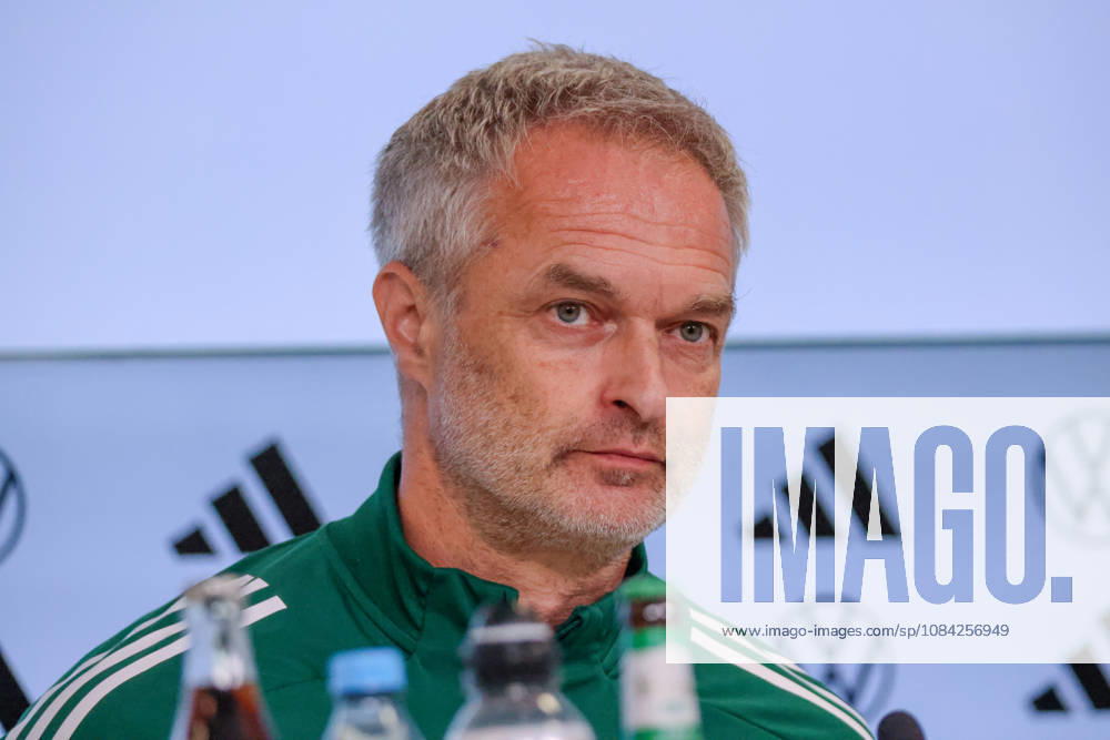 Karlsruhe, Deutschland: 08.10.2026 - Deutsche Fußballnationalmannschaft der Frauen - Abschlusspressekonferenz - Testspiel Deutschland vs. Australien Im Bild: Bundestrainer Christian Wück Wueck (Deutschland) bei der Abschlusspressekonferenz in Karlsruhe