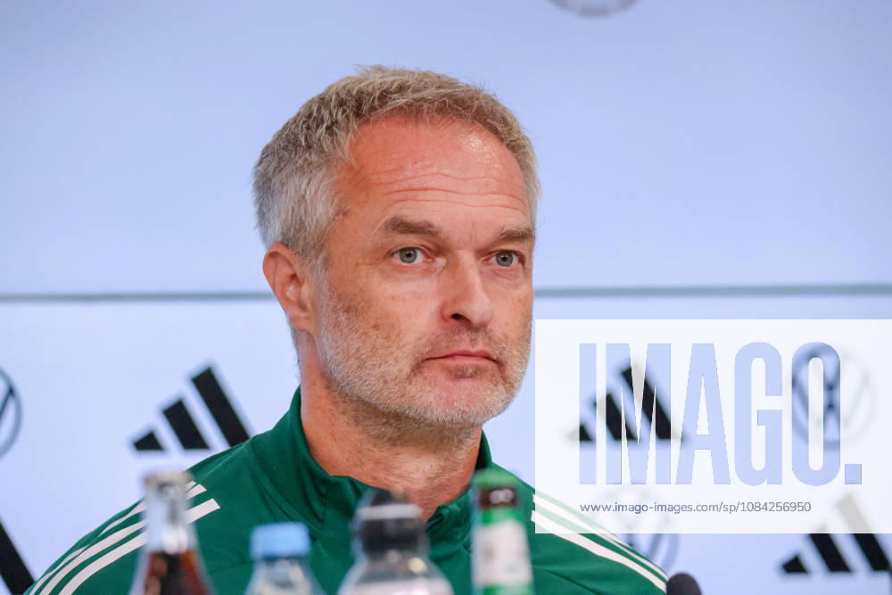 Karlsruhe, Deutschland: 08.10.2026 - Deutsche Fußballnationalmannschaft der Frauen - Abschlusspressekonferenz - Testspiel Deutschland vs. Australien Im Bild: Bundestrainer Christian Wück Wueck (Deutschland) bei der Abschlusspressekonferenz in Karlsruhe