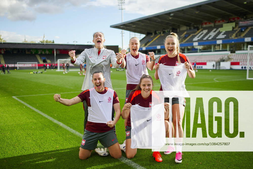 LEUVEN , PILKA NOZNA KOBIET ( WOMEN S FOOTBALL) TRENING OFICJALNY PRZED POLFINALEM BARAZY MISTRZOSTW SWIATA 2027 TRENING NZ. WERONIKA ZAWISTOWSKA, NATALIA RADKIEWICZ, PATRYCJA SARAPATA, PAULINA DUDEK, WIKTORIA ZIENIEWICZ FOTO RADOSLAW JOZWIAK CYFRASPORT NEWSPIX.PL --- Newspix.pl RA3_1888