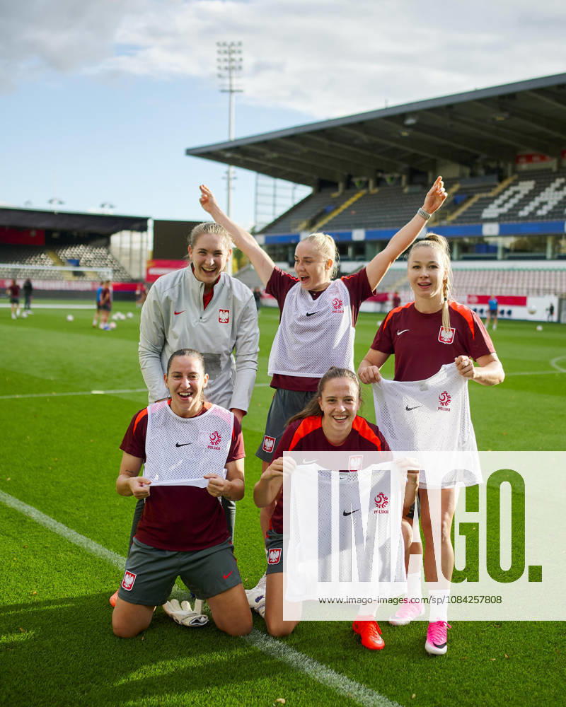 LEUVEN , PILKA NOZNA KOBIET ( WOMEN S FOOTBALL) TRENING OFICJALNY PRZED POLFINALEM BARAZY MISTRZOSTW SWIATA 2027 TRENING NZ. WERONIKA ZAWISTOWSKA, NATALIA RADKIEWICZ, PATRYCJA SARAPATA, PAULINA DUDEK, WIKTORIA ZIENIEWICZ FOTO RADOSLAW JOZWIAK CYFRASPORT NEWSPIX.PL --- Newspix.pl RA3_1909