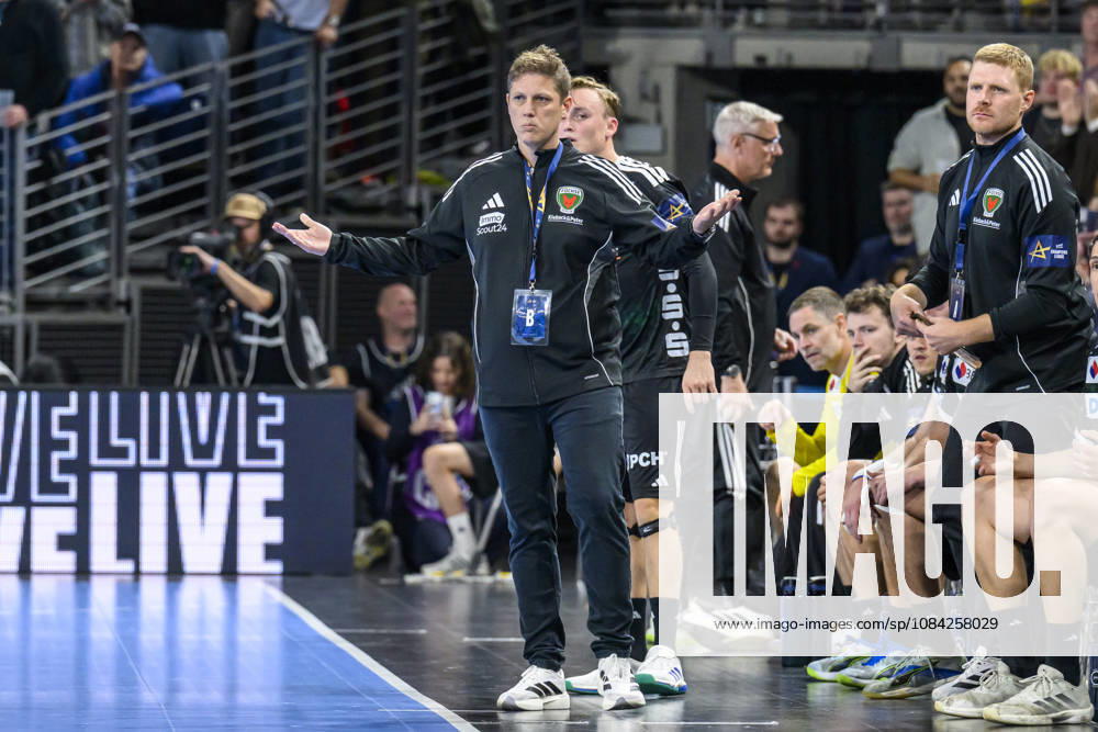 Im Bild v.l.: Nicolej Krickau, traurig, deprimiert, sauer, GER, Berlin, Handball, Füchse Berlin vs FC Porto, EHF Champions League, 3. Spieltag der Gruppe A , in der Max Schmeling Halle, Am Falkplatz 1, 08.10.2026,