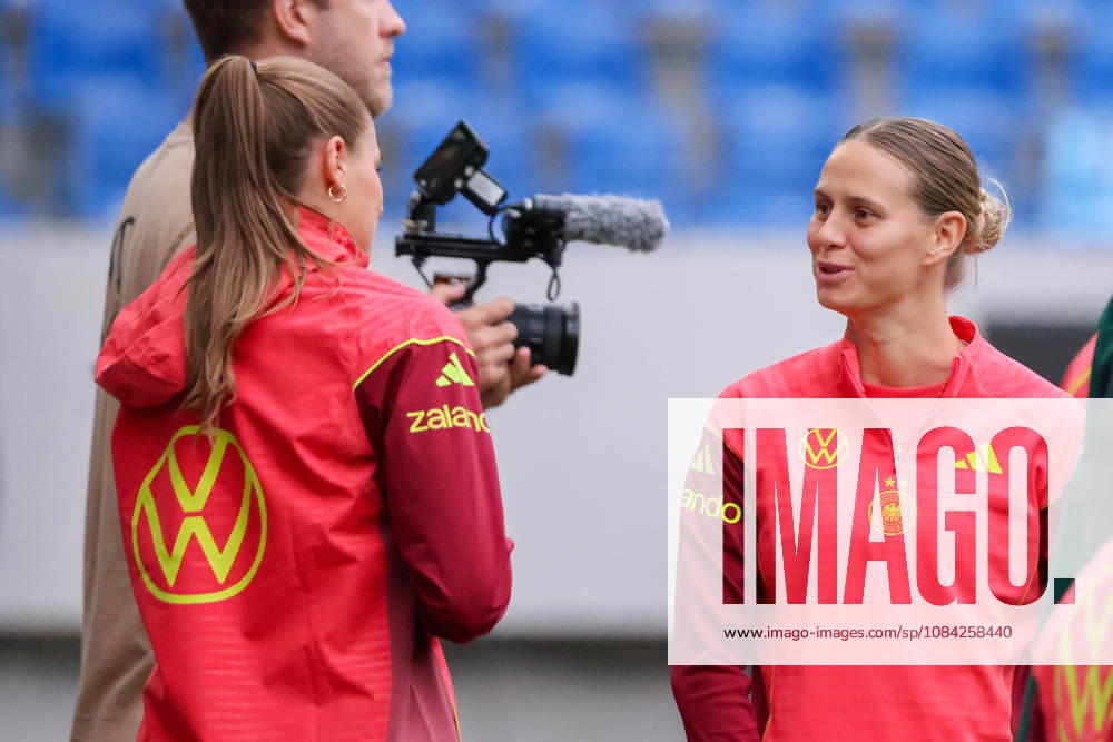 Karlsruhe, Deutschland: 08.10.2026 - Deutsche Fußballnationalmannschaft der Frauen - Abschlusstraining - Testspiel Deutschland vs. Australien Im Bild: v.li. die Zweite Klara Bühl Buehl (Deutschland)