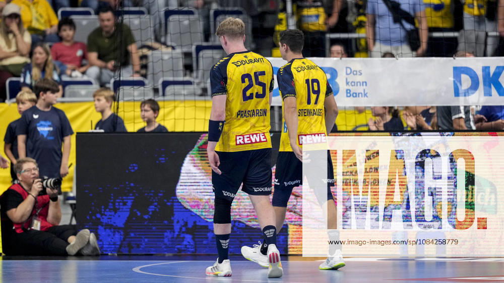 V.li.: Haukur Thrastarson (RNL, 25), Marius Steinhauser (RNL, 19), Spieler der Rhein-Neckar-Löwen, enttäuscht schauend, Enttäuschung, Frustration, disappointed, pessimistisch, Aktion, Action, Spielszene, 08.10.2026, Mannheim (Deutschland), Handball, Bundesliga, Rhein-Neckar Löwen - ThSV Eisenach