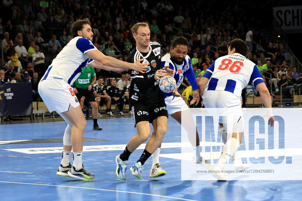 GER Deutschland, Handball, EHF Champions League, 08.10.2026, Saison 2026 2027, Berlin, Fuechse Berlin vs FC Porto Mathias Gidsel ( Fuechse Berlin 19 ), GILBERTO DUARTE ( FC Porto 90 ), RICARDO BRANDAO ( FC Porto 86 ), MIGUEL OLIVEIRA ( FC Porto 8 ) nordphoto GmbH Engler Berlin Max-Schmeling-Halle Berlin Deutschland