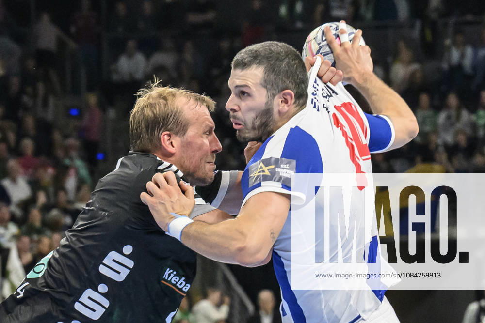 Im Bild v.l.: Max Darj (Fuechse Berlin, 05), Rui Silva (FC Porto, 14), Zweikampf, Action, Kampf, kaempft um den Ball, GER, Berlin, Handball, Füchse Berlin vs FC Porto, EHF Champions League, 3. Spieltag der Gruppe A , in der Max Schmeling Halle, Am Falkplatz 1, 08.10.2026,