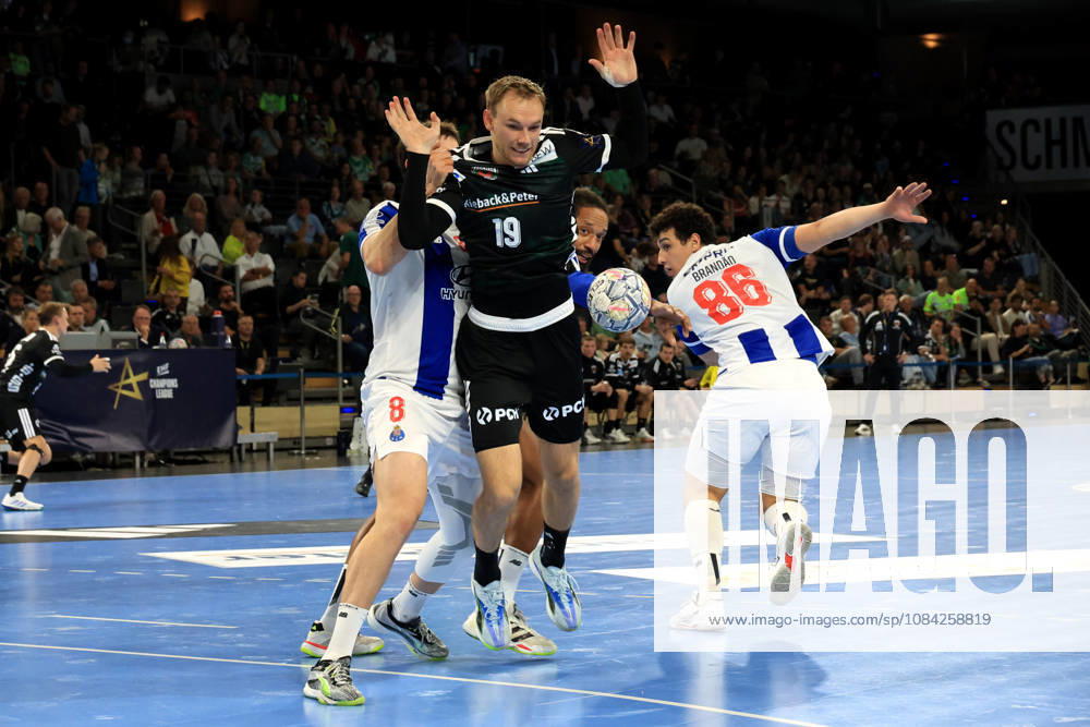 GER Deutschland, Handball, EHF Champions League, 08.10.2026, Saison 2026 2027, Berlin, Fuechse Berlin vs FC Porto Mathias Gidsel ( Fuechse Berlin 19 ), GILBERTO DUARTE ( FC Porto 90 ), RICARDO BRANDAO ( FC Porto 86 ), MIGUEL OLIVEIRA ( FC Porto 8 ) nordphoto GmbH Engler Berlin Max-Schmeling-Halle Berlin Deutschland