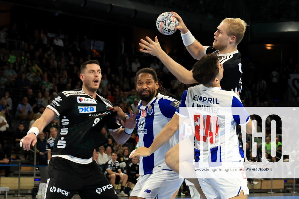 GER Deutschland, Handball, EHF Champions League, 08.10.2026, Saison 2026 2027, Berlin, Fuechse Berlin vs FC Porto Matthes Langhoff ( Fuechse Berlin 25 ), Mijajlo Marsenic ( Fuechse Berlin 93 ), ANTONIO MARTINEZ ( FC Porto 24 ), GILBERTO DUARTE ( FC Porto 90 ) nordphoto GmbH Engler Berlin Max-Schmeling-Halle Berlin Deutschland