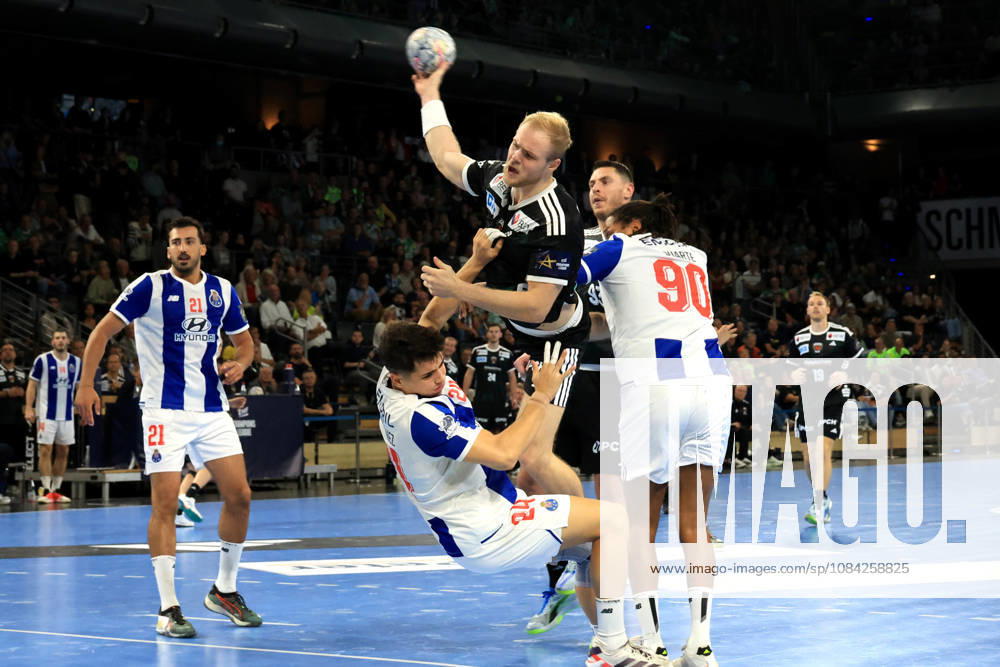 GER Deutschland, Handball, EHF Champions League, 08.10.2026, Saison 2026 2027, Berlin, Fuechse Berlin vs FC Porto Matthes Langhoff ( Fuechse Berlin 25 ), Mijajlo Marsenic ( Fuechse Berlin 93 ), ANTONIO MARTINEZ ( FC Porto 24 ), GILBERTO DUARTE ( FC Porto 90 ) nordphoto GmbH Engler Berlin Max-Schmeling-Halle Berlin Deutschland