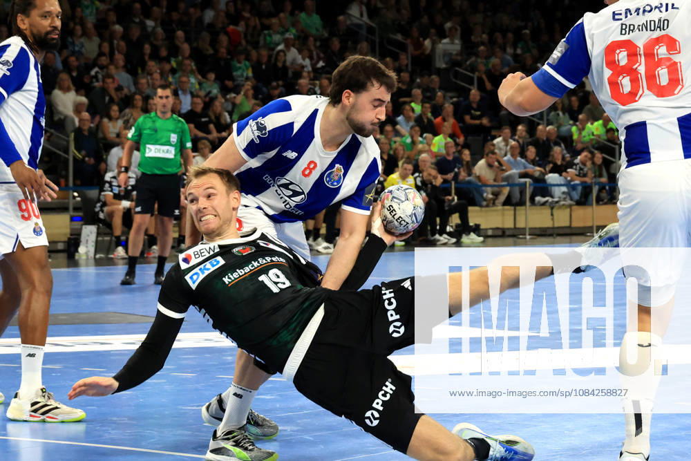 GER Deutschland, Handball, EHF Champions League, 08.10.2026, Saison 2026 2027, Berlin, Fuechse Berlin vs FC Porto Mathias Gidsel ( Fuechse Berlin 19 ), MIGUEL OLIVEIRA ( FC Porto 8 ) nordphoto GmbH Engler Berlin Max-Schmeling-Halle Berlin Deutschland