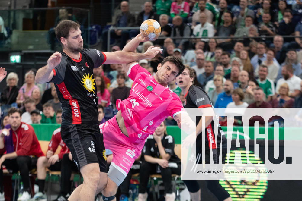 Handball, HBL2: SC DHfK Leipzig - TuS N-Lübbecke; 08.10.2026 Matej Klima (13, SC DHfK Leipzig) wird von Yannick Dräger (19, TuS N-Lübbecke) gefoult. Handball, 2. Bundesliga, Saison 2026 2027, 7. Spieltag: SC DHfK Leipzig vs. TuS N-Lübbecke am 08.10.2026 in der Quarterback Immobilien Arena Leipzig.