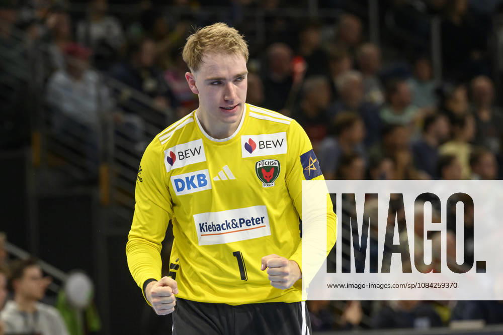 Im Bild v.l.: Lasse Ludwig (Fuechse Berlin, 01), Tor, Treffer, Jubel, Torjubel, Freude, Begeisterung, feiert, GER, Berlin, Handball, Füchse Berlin vs FC Porto, EHF Champions League, 3. Spieltag der Gruppe A , in der Max Schmeling Halle, Am Falkplatz 1, 08.10.2026,
