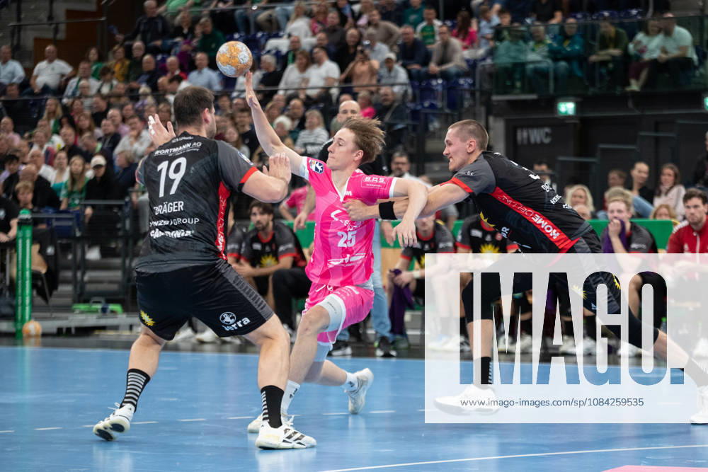 Handball, HBL2: SC DHfK Leipzig - TuS N-Lübbecke; 08.10.2026 Caspar Gauer (25, SC DHfK Leipzig) wird von Malte Dederding (38, TuS N-Lübbecke) attackiert. Handball, 2. Bundesliga, Saison 2026 2027, 7. Spieltag: SC DHfK Leipzig vs. TuS N-Lübbecke am 08.10.2026 in der Quarterback Immobilien Arena Leipzig.