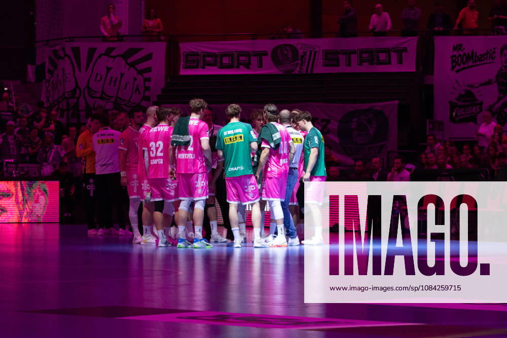 Handball, HBL2: SC DHfK Leipzig - TuS N-Lübbecke; 08.10.2026 Das Team des SC DHfK Leipzig in pink-farbenen Sondertrikots während einer Auszeit im Kreis. Handball, 2. Bundesliga, Saison 2026 2027, 7. Spieltag: SC DHfK Leipzig vs. TuS N-Lübbecke am 08.10.2026 in der Quarterback Immobilien Arena Leipzig.