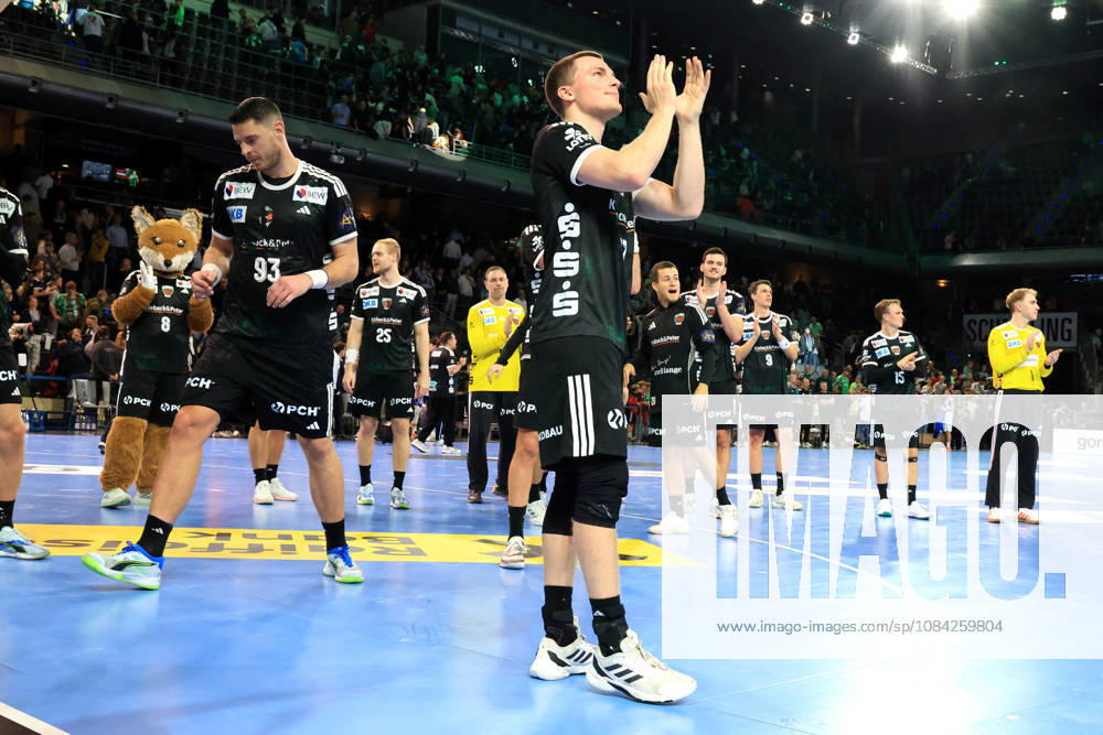 GER Deutschland, Handball, EHF Champions League, 08.10.2026, Saison 2026 2027, Berlin, Fuechse Berlin vs FC Porto Nils Lichtlein ( Fuechse Berlin 17 ), Fuechse-Spielerkreis, , Jubel, jubelt, Freude, Glueck, gluecklich, positive Emotionen, nordphoto GmbH Engler Berlin Max-Schmeling-Halle Berlin Deutschland