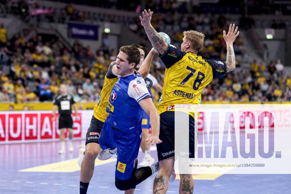 V.li.: Robert Timmermeister (RNL, 7), Vukasin Antonijevic (ThSV, 41), Edwin Aspenbäck (RNL, 78), Zweikampf, Spielszene, Duell, duel, tackle, tackling, Dynamik, Action, Aktion, 08.10.2026, Mannheim (Deutschland), Handball, Bundesliga, Rhein-Neckar Löwen - ThSV Eisenach