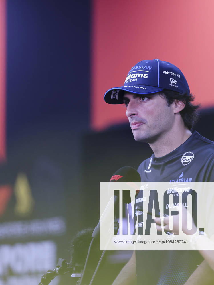 CARLOS SAINZ of Atlassian Williams Racing speaks to members of the media during a group interview in the paddock ahead of the 2026 Formula 1 Singapore Grand Prix at Marina Bay Street Circuit in Singapore. Singapore Singapore - ZUMAh201 20261008_zsp_h201_028