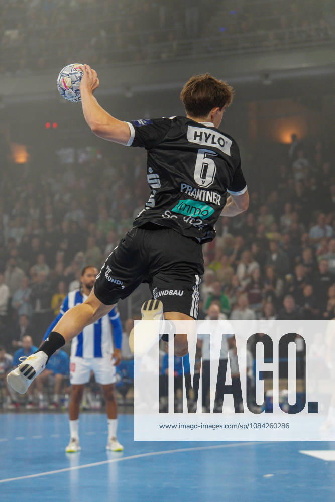 Im Bild: Leo Prantner (Fuechse Berlin, 6) Torschuss 08.10.2026, Fuechse Berlin - FC Porto, EHF Handball Champions League, Saison 2026 27, Max-Schmeling-Halle