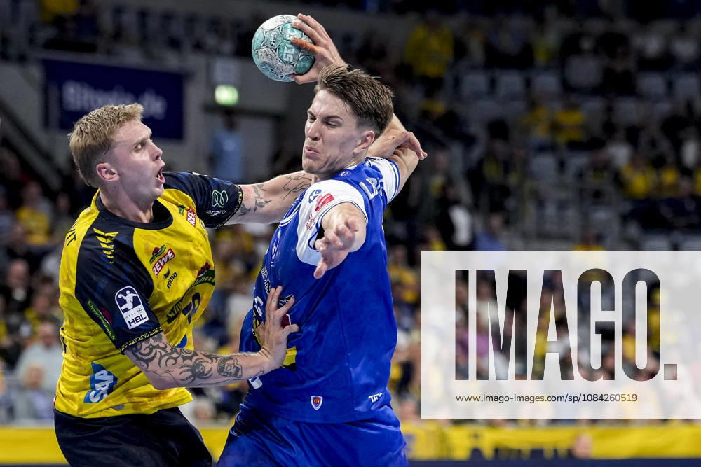 V.li.: Edwin Aspenbäck (RNL, 78), Oskar Joelsson (ThSV, 3), Zweikampf, Spielszene, Duell, duel, tackle, tackling, Dynamik, Action, Aktion, 08.10.2026, Mannheim (Deutschland), Handball, Bundesliga, Rhein-Neckar Löwen - ThSV Eisenach