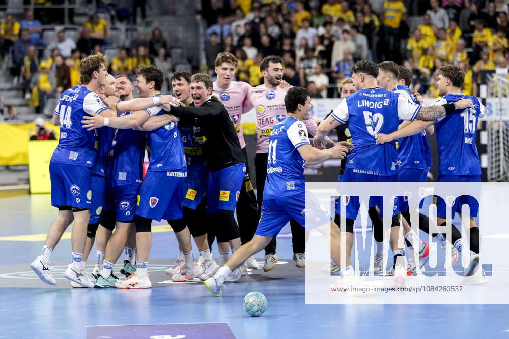 Spieler vom ThSV Eisenach, Jubel nach dem Schlusspfiff, Freude über den Sieg, Sieger, Gewinner, jubelt, jubeln, fröhlich, positiv, freut sich, freuen, optimistisch, Highlight, Action, Aktion, tanzen im Kreis, Teamkreis, Mannschaftskreis, 08.10.2026, Mannheim (Deutschland), Handball, Bundesliga, Rhein-Neckar Löwen - ThSV Eisenach