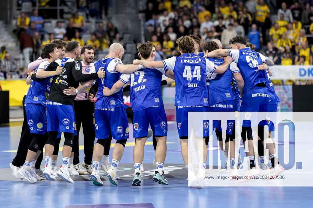 Spieler vom ThSV Eisenach, Jubel nach dem Schlusspfiff, Freude über den Sieg, Sieger, Gewinner, jubelt, jubeln, fröhlich, positiv, freut sich, freuen, optimistisch, Highlight, Action, Aktion, tanzen im Kreis, Teamkreis, Mannschaftskreis, 08.10.2026, Mannheim (Deutschland), Handball, Bundesliga, Rhein-Neckar Löwen - ThSV Eisenach