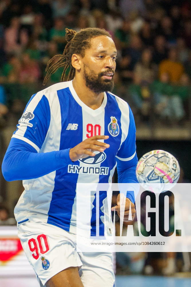 Im Bild: Gilberto Brito Duarte (FC Porto, 90) am Ball 08.10.2026, Fuechse Berlin - FC Porto, EHF Handball Champions League, Saison 2026 27, Max-Schmeling-Halle