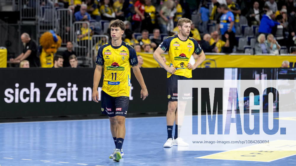 V.li.: Niclas Mierzwa (RNL, 11), Tim Nothdurft (RNL, 8), Spieler der Rhein-Neckar-Löwen, enttäuscht über die Niederlage, Enttäuschung nach dem Schlusspfiff, Highlight, Verlierer, verloren, Frustration, disappointed, pessimistisch, 08.10.2026, Mannheim (Deutschland), Handball, Bundesliga, Rhein-Neckar Löwen - ThSV Eisenach