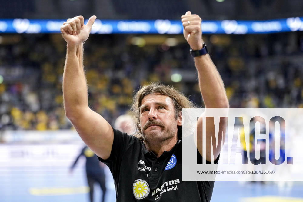 Sebastian Hinze (Trainer, Cheftrainer, ThSV), mit Daumen nach oben, Geste, Gestik, zuversichtlich, positiv, optimistisch, Freude, freuen, freut sich, Einzelbild, Einzelfoto, Aktion, Action, Jubel nach dem Schlusspfiff, Freude über den Sieg, Sieger, Gewinner, jubelt, jubeln, fröhlich, positiv, freut sich, freuen, optimistisch, Highlight, 08.10.2026, Mannheim (Deutschland), Handball, Bundesliga, Rhein-Neckar Löwen - ThSV Eisenach