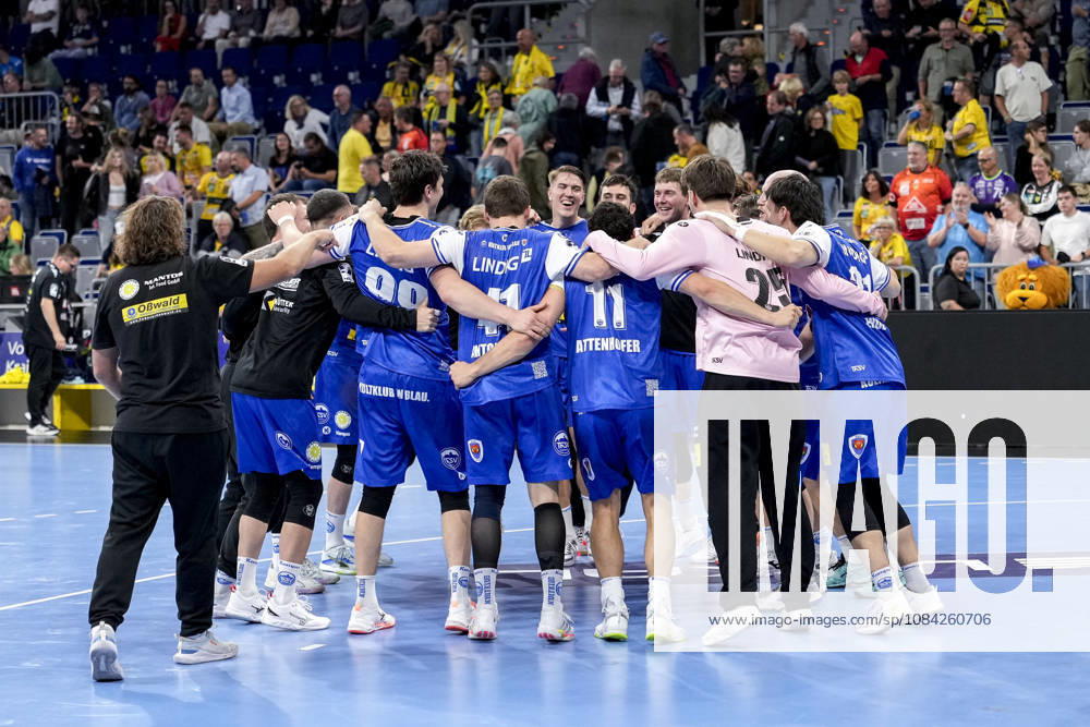 Spieler vom ThSV Eisenach, Jubel nach dem Schlusspfiff, Freude über den Sieg, Sieger, Gewinner, jubelt, jubeln, fröhlich, positiv, freut sich, freuen, optimistisch, Highlight, Action, Aktion, tanzen im Kreis, Teamkreis, Mannschaftskreis, 08.10.2026, Mannheim (Deutschland), Handball, Bundesliga, Rhein-Neckar Löwen - ThSV Eisenach