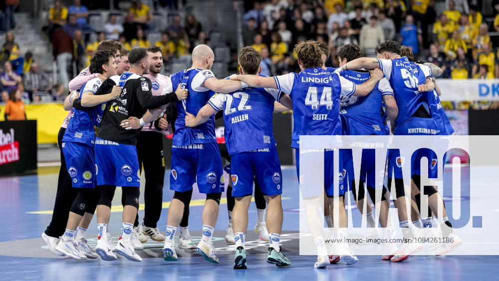 Spieler vom ThSV Eisenach, Jubel nach dem Schlusspfiff, Freude über den Sieg, Sieger, Gewinner, jubelt, jubeln, fröhlich, positiv, freut sich, freuen, optimistisch, Highlight, Action, Aktion, tanzen im Kreis, Teamkreis, Mannschaftskreis, 08.10.2026, Mannheim (Deutschland), Handball, Bundesliga, Rhein-Neckar Löwen - ThSV Eisenach
