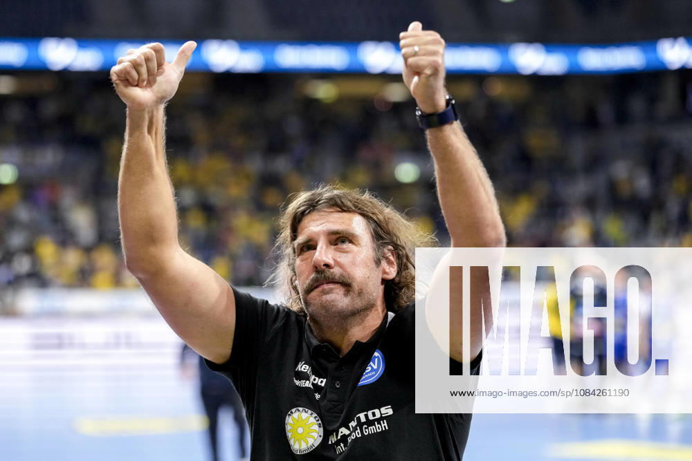 Sebastian Hinze (Trainer, Cheftrainer, ThSV), mit Daumen nach oben, Geste, Gestik, zuversichtlich, positiv, optimistisch, Freude, freuen, freut sich, Einzelbild, Einzelfoto, Aktion, Action, Jubel nach dem Schlusspfiff, Freude über den Sieg, Sieger, Gewinner, jubelt, jubeln, fröhlich, positiv, freut sich, freuen, optimistisch, Highlight, 08.10.2026, Mannheim (Deutschland), Handball, Bundesliga, Rhein-Neckar Löwen - ThSV Eisenach
