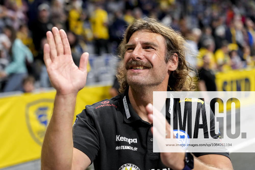 Sebastian Hinze (Trainer, Cheftrainer, ThSV), Einzelbild, Einzelfoto, Aktion, Action, Jubel nach dem Schlusspfiff, Freude über den Sieg, Sieger, Gewinner, jubelt, jubeln, fröhlich, positiv, freut sich, freuen, optimistisch, Highlight, Action, Aktion, 08.10.2026, Mannheim (Deutschland), Handball, Bundesliga, Rhein-Neckar Löwen - ThSV Eisenach