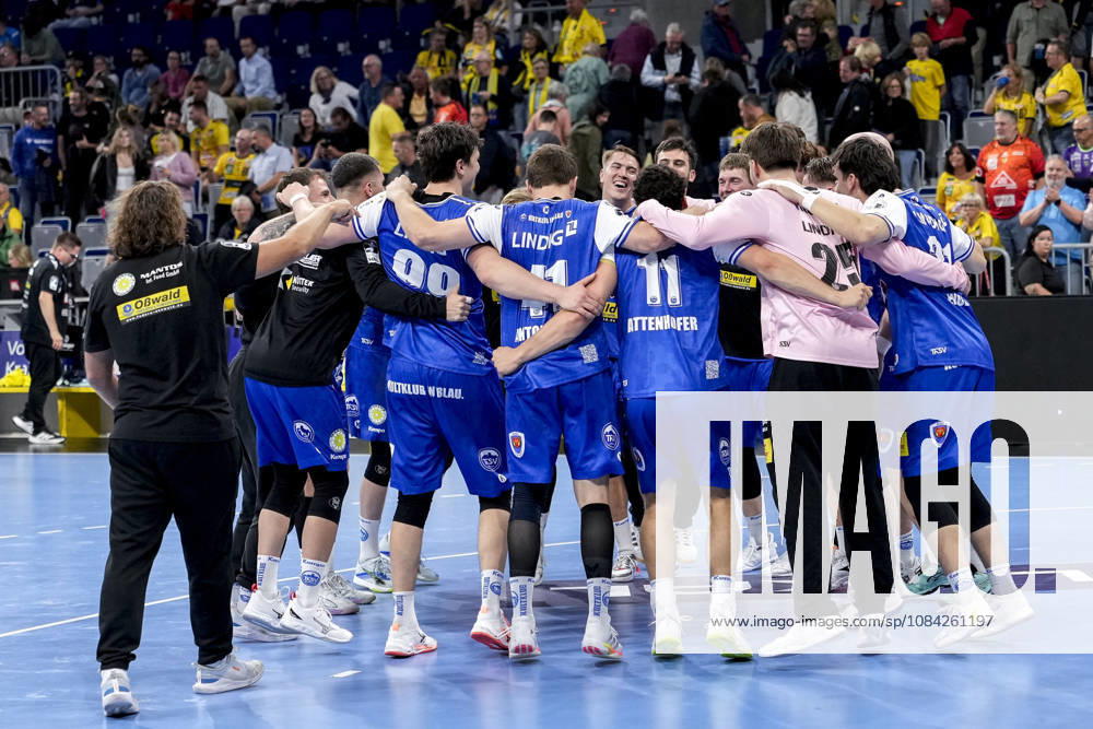 Spieler vom ThSV Eisenach, Jubel nach dem Schlusspfiff, Freude über den Sieg, Sieger, Gewinner, jubelt, jubeln, fröhlich, positiv, freut sich, freuen, optimistisch, Highlight, Action, Aktion, tanzen im Kreis, Teamkreis, Mannschaftskreis, 08.10.2026, Mannheim (Deutschland), Handball, Bundesliga, Rhein-Neckar Löwen - ThSV Eisenach