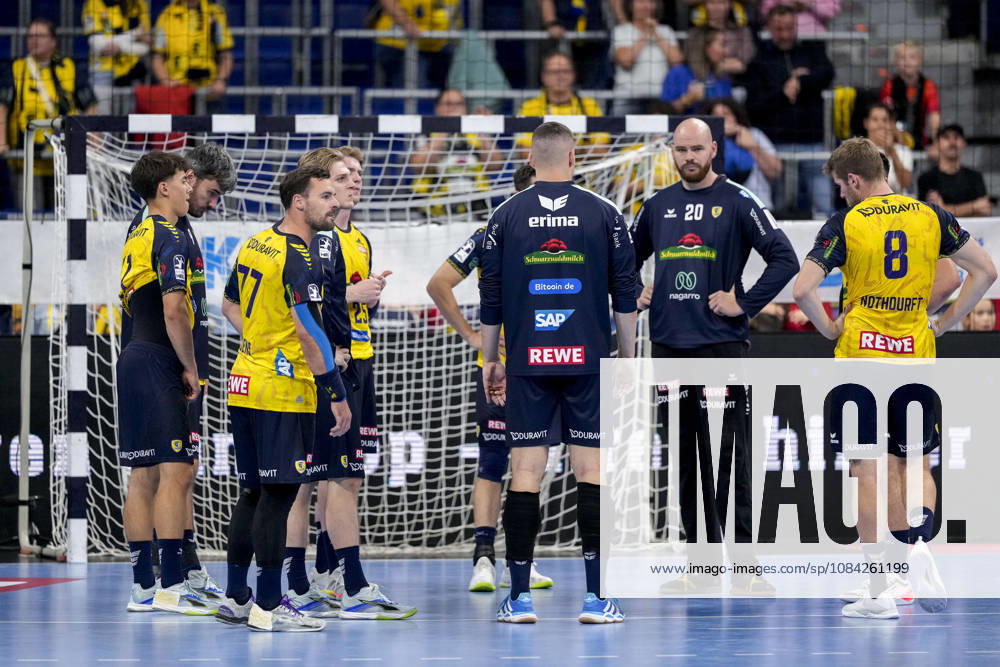 Spieler der Rhein-Neckar-Löwen, enttäuscht über die Niederlage, Enttäuschung nach dem Schlusspfiff, Highlight, Verlierer, verloren, Frustration, disappointed, pessimistisch, 08.10.2026, Mannheim (Deutschland), Handball, Bundesliga, Rhein-Neckar Löwen - ThSV Eisenach