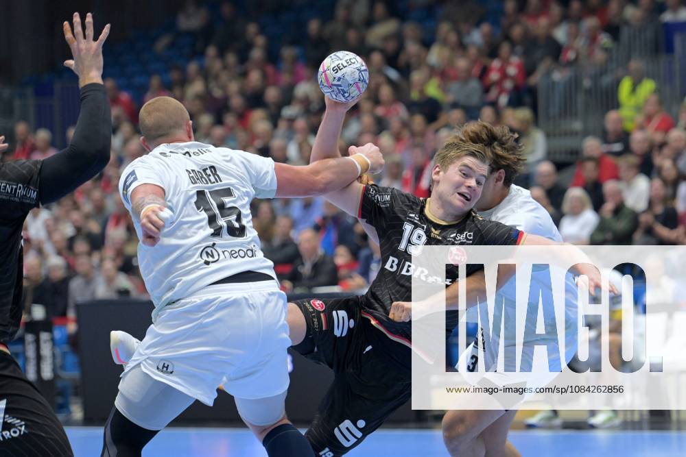 Reynir Thor Stefansson (MT Melsungen 19) beim Wurf; Matej Gaber (HBC Nantes 15) (L), Thibaud Briet (HBC Nantes 3) (R) , GER, MT Melsungen - HBC Nantes (FRA), Handball, Champions League Maenner, Group Matches, Saison 2026 2027, 08.10.2026, GER, MT Melsungen - HBC Nantes Handball, CL Maenner, Group Match, Saison 2026 2027, 08.10.2026 Kassel