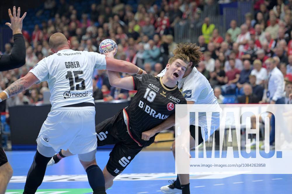Reynir Thor Stefansson (MT Melsungen 19) beim Wurf; Matej Gaber (HBC Nantes 15) (L), Thibaud Briet (HBC Nantes 3) (R) , GER, MT Melsungen - HBC Nantes (FRA), Handball, Champions League Maenner, Group Matches, Saison 2026 2027, 08.10.2026, GER, MT Melsungen - HBC Nantes Handball, CL Maenner, Group Match, Saison 2026 2027, 08.10.2026 Kassel
