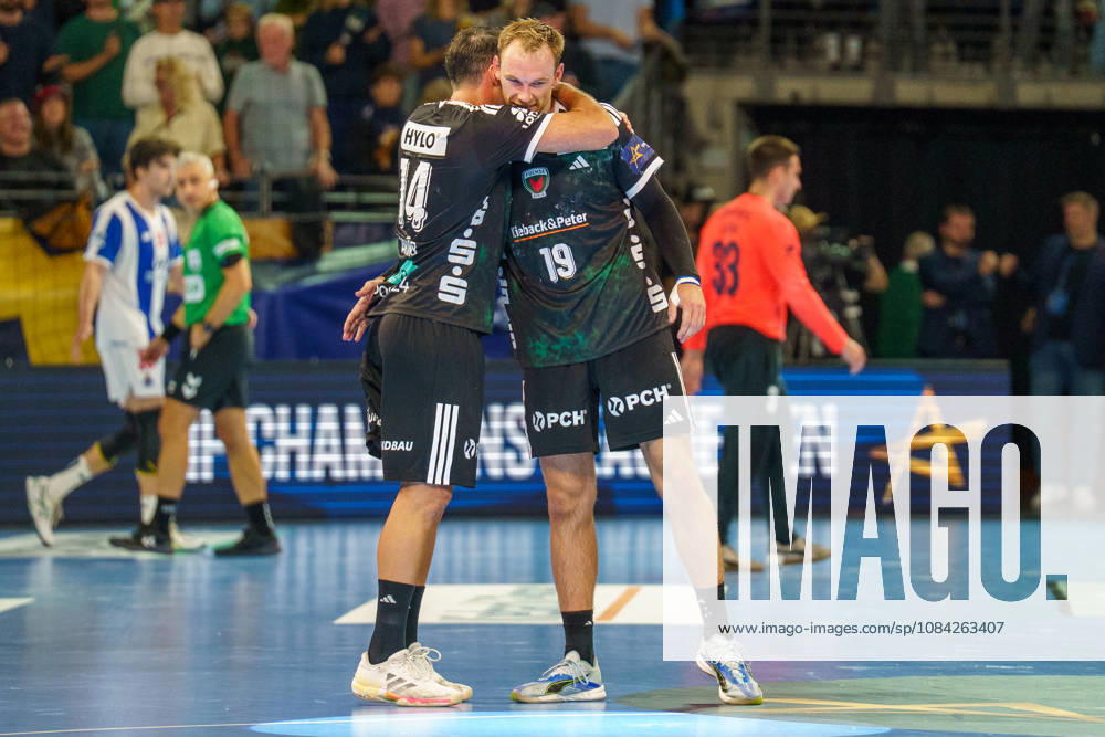 Im Bild: Mathias Gidsel (Fuechse Berlin, 19), Aitor Arino (Fuechse Berlin, 14), Jubel, Freude nach dem Spiel 08.10.2026, Fuechse Berlin - FC Porto, EHF Handball Champions League, Saison 2026 27, Max-Schmeling-Halle