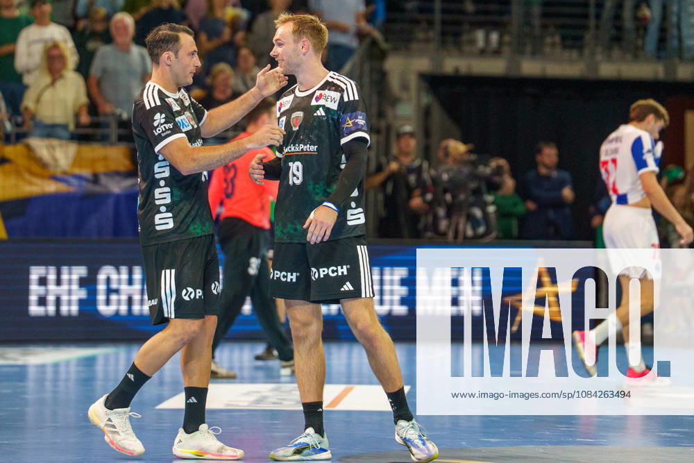 Im Bild: Mathias Gidsel (Fuechse Berlin, 19), Aitor Arino (Fuechse Berlin, 14), Jubel, Freude nach dem Spiel 08.10.2026, Fuechse Berlin - FC Porto, EHF Handball Champions League, Saison 2026 27, Max-Schmeling-Halle