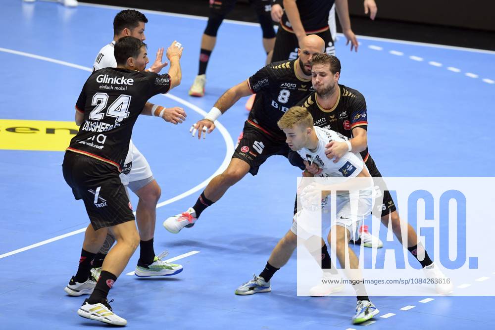 Victor Norlyk (HBC Nantes 6) (am Ball), Olle Forsell Schefvert (MT Melsungen 25), Adrian Sipos (MT Melsungen 8), Daniel Dujshebaev (MT Melsungen 24) (L) , GER, MT Melsungen - HBC Nantes (FRA), Handball, Champions League Maenner, Group Matches, Saison 2026 2027, 08.10.2026, GER, MT Melsungen - HBC Nantes Handball, CL Maenner, Group Match, Saison 2026 2027, 08.10.2026 Kassel