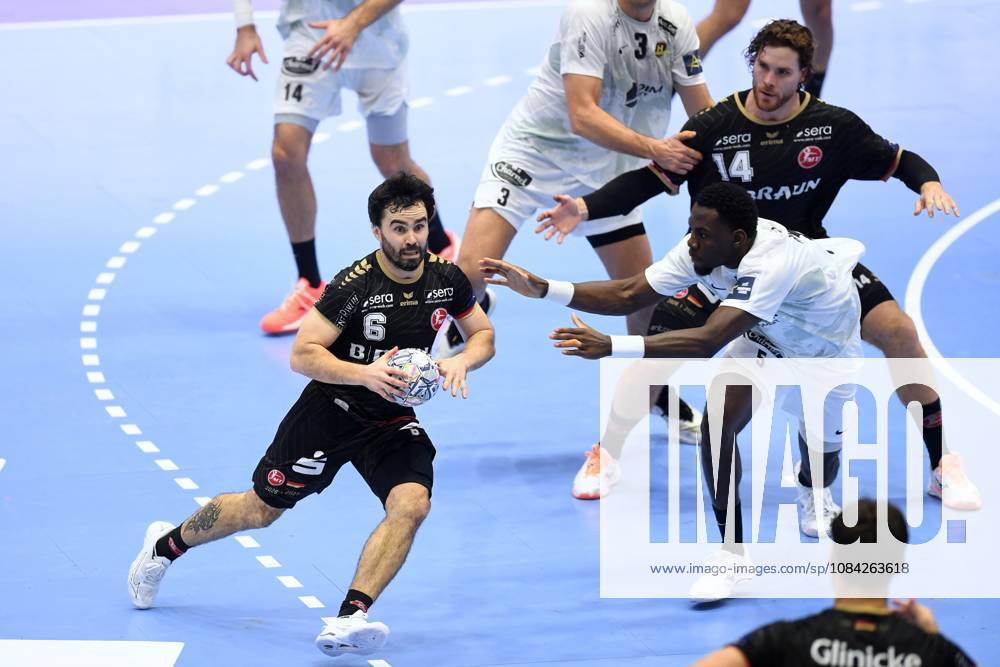 Erik Balenciaga (MT Melsungen 6) (am Ball), Andre Wenkegheu Tchambou (HBC Nantes 5), Johannes Golla (MT Melsungen 14) (R) , GER, MT Melsungen - HBC Nantes (FRA), Handball, Champions League Maenner, Group Matches, Saison 2026 2027, 08.10.2026, GER, MT Melsungen - HBC Nantes Handball, CL Maenner, Group Match, Saison 2026 2027, 08.10.2026 Kassel