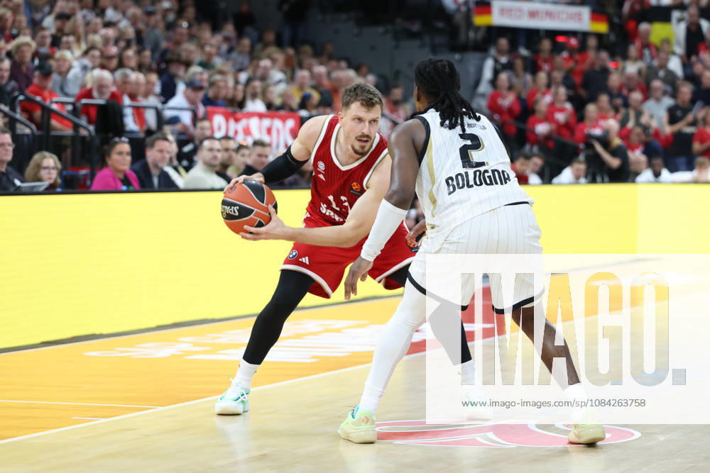 Andreas Obst (FC Bayern Basketball, 13) mit Marcus Carr (Virtus Bologna, 02), GER, FC Bayern Basketball vs. Virtus Bologna, Basketball, Euroleague, 4. Spieltag, Saison 2026 2027, 08.10.2026, GER, FC Bayern Basketball vs. Virtus Bologna, Basketball, Euroleague, 4. Spieltag, Saison 2026 2027, 08.10.2026 Muenchen