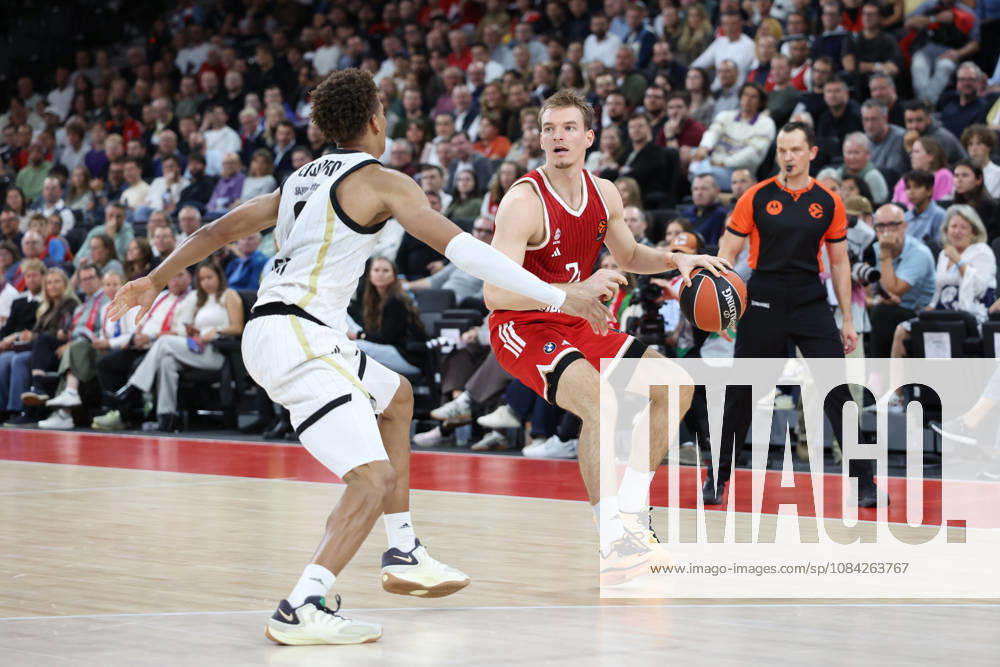 Justuz Hollatz (FC Bayern Basketball, 21) mit Ball mit Kessler Edwards (Virtus Bologna, 09), GER, FC Bayern Basketball vs. Virtus Bologna, Basketball, Euroleague, 4. Spieltag, Saison 2026 2027, 08.10.2026, GER, FC Bayern Basketball vs. Virtus Bologna, Basketball, Euroleague, 4. Spieltag, Saison 2026 2027, 08.10.2026 Muenchen