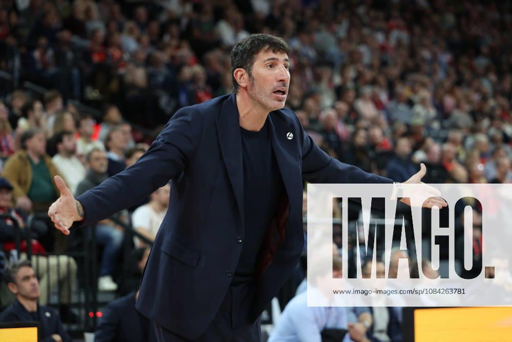 Alex Mumbru (Virtus Bologna, Chef-Trainer) gestikuliert, Gesten, Emotionen, Mimik, GER, FC Bayern Basketball vs. Virtus Bologna, Basketball, Euroleague, 4. Spieltag, Saison 2026 2027, 08.10.2026, GER, FC Bayern Basketball vs. Virtus Bologna, Basketball, Euroleague, 4. Spieltag, Saison 2026 2027, 08.10.2026 Muenchen
