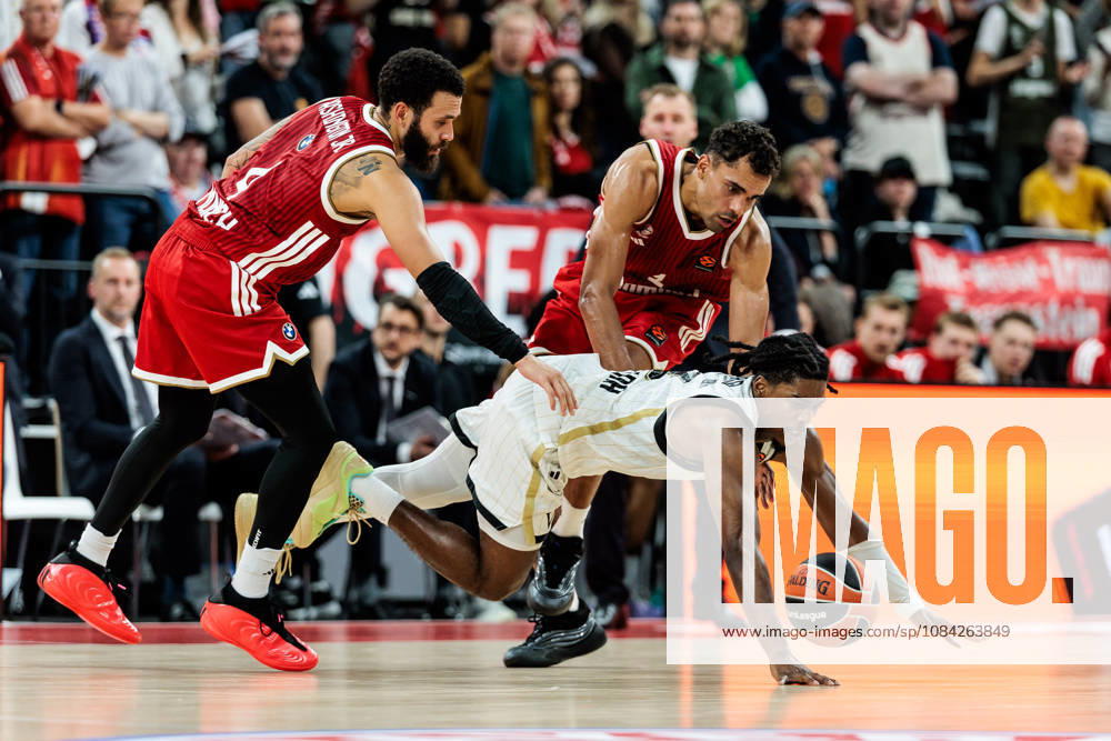 Marcus Carr (Virtus Bologna, 2) jumping after the ball with Duane Washington (FC Bayern Muenchen, 4) and Oscar Da Silva (FC Bayern Muenchen, 1) defending during the Turkish Airlines EuroLeague match between FC Bayern Muenchen vs. Virtus Bologna at SAP Garden on round 4 of Turkish Airlines EuroLeague on October 08, 2026 in Munich, Germany. Bavaria Germany