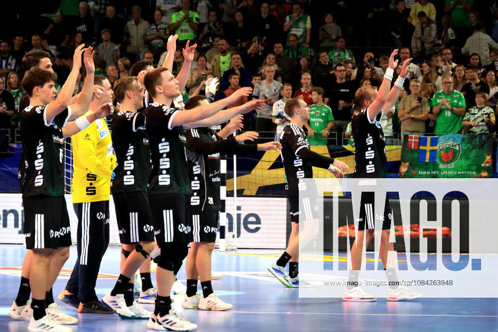 GER Deutschland, Handball, EHF Champions League, 08.10.2026, Saison 2026 2027, Berlin, Fuechse Berlin vs FC Porto Fuechse-Spielerkreis, Jubel, jubelt, Freude, Glueck, gluecklich, positive Emotionen, nordphoto GmbH Engler Berlin Max-Schmeling-Halle Berlin Deutschland