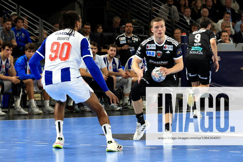 GER Deutschland, Handball, EHF Champions League, 08.10.2026, Saison 2026 2027, Berlin, Fuechse Berlin vs FC Porto Nils Lichtlein ( Fuechse Berlin 17 ), GILBERTO DUARTE ( FC Porto 90 ) nordphoto GmbH Engler Berlin Max-Schmeling-Halle Berlin Deutschland