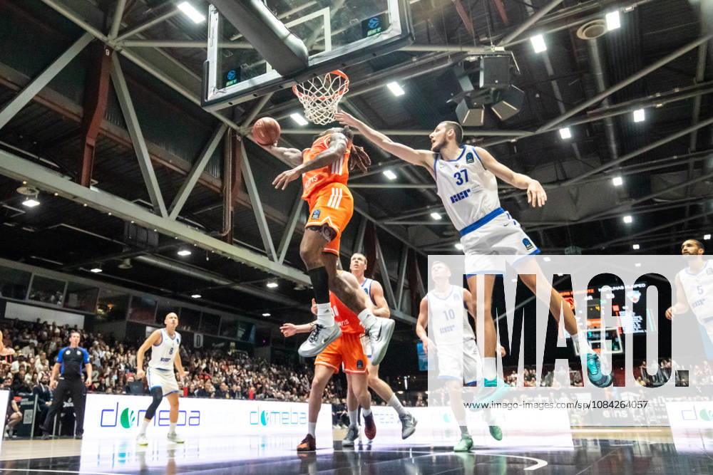 GER, BKT Eurocup, Basketball, Chemnitz, Niners Chemnitz - Neptunas Klaipeda Cobe Williams (Niners Chemnitz, 24), Einaras Tubutis (Neptunas Klaipeda, 37) Chemnitz Messe Chemnitz Sachsen Deutschland
